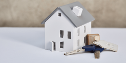 La compra de viviendas sigue decayendo a finales de 2023 y el precio por metro cuadrado ya cae un 2% en 2024.