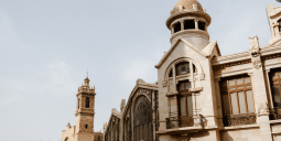 ¿Cómo la cultura local afecta la elección de propiedades en Valencia?